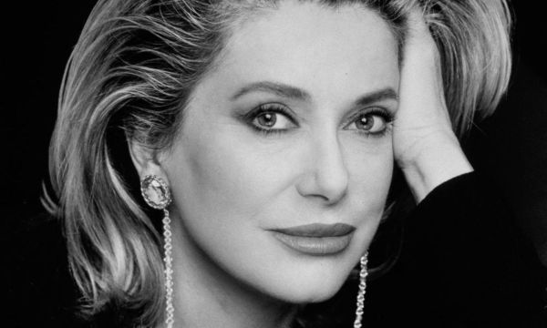 Η Catherine Deneuve έγινε 83 και έως σήμερα το καλύτερο για εκείνη το έχει πει ο Yves Saint Laurent