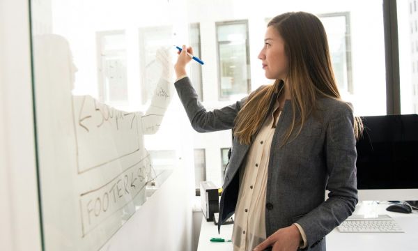 Ο viral κανόνας 50/30/20 για να βάλεις (επιτέλους) χρήματα στην άκρη και να «σώσεις» το budget σου