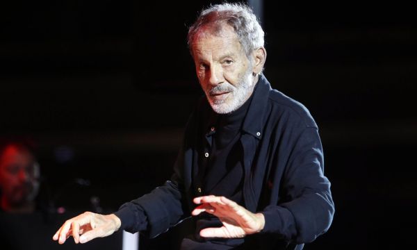 Η αντίδραση του Σταύρου Ξαρχάκου σε πλανόδιο μουσικό που έπαιζε τραγούδι του ήταν μοναδική