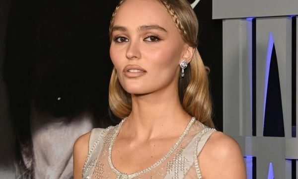 Το boho χτένισμα με τις πλεξούδες της Lily Rose Depp είναι ιδανικό για τις εορταστικές εμφανίσεις