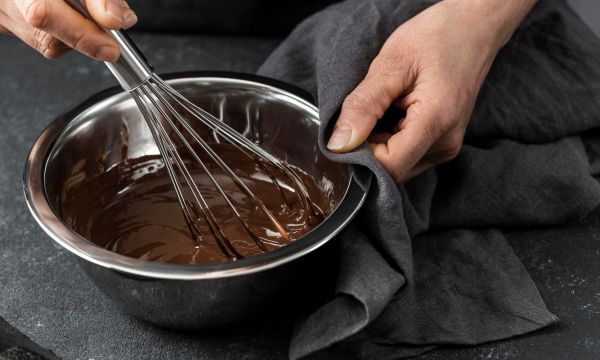 Πώς λιώνω κουβερτούρα σωστά; Τα καλύτερα tips για τέλειο αποτέλεσμα