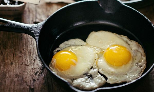 Ολόκληρα αυγά ή ασπράδια; Η διαιτολόγος αποκαλύπτει ποια είναι η πιο υγιεινή επιλογή