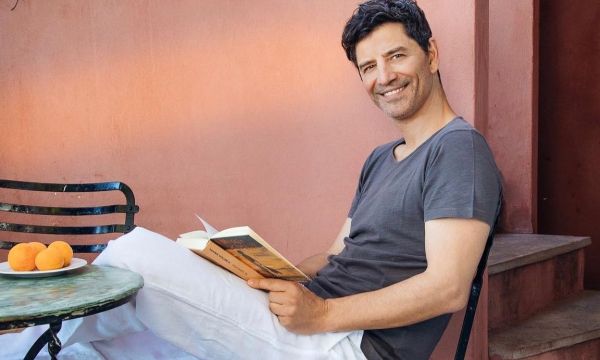 Ο Σάκης Ρουβάς έβαψε τα πασχαλινά αυγά με 3 φυσικά υλικά: Το tip του για να μην σου σπάσουν