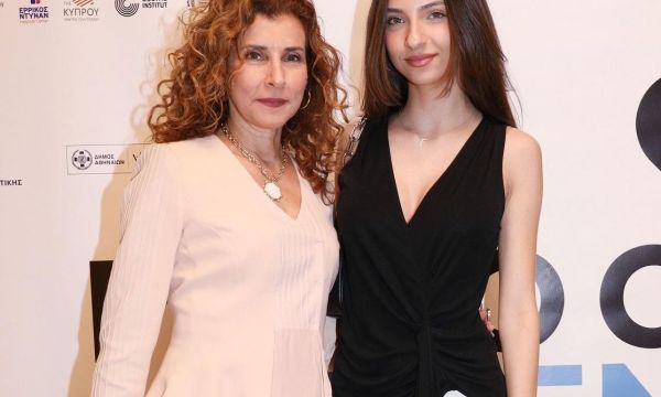 Η σπάνια έξοδος της Μαρίας Παπαλάμπρου με την κόρη της μάς θύμισε το «Και οι παντρεμένοι έχουν ψυχή»