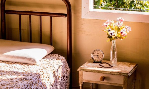 6 αντίκες που ταιριάζουν πάντα σε μοντέρνα εσωτερικά – και πώς τις συνδυάζουν οι σχεδιαστές