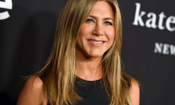 Ξανά ερωτευμένη η Jennifer Aniston; Το ταξίδι στην Μαγιόρκα με γνωστό υπνοθεραπευτή