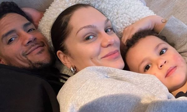 «Δεν έχω καμία εξάπλωση του καρκίνου», λέει η Jessie J μετά το χειρουργείο με τον γιο της αγκαλιά