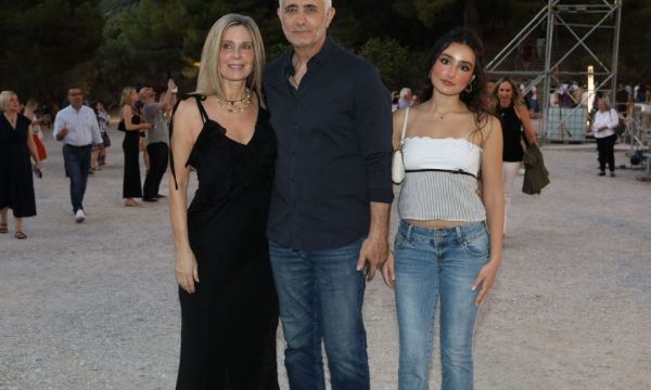 Σωκράτης Αλαφούζος: Η σπάνια έξοδος στην Ελλάδα με την κόρη και τη σύντροφό του & η ζωή στην Αμερική