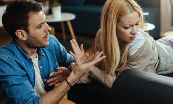 Τι σημαίνει όταν κάποιος σταματά να σου μιλάει όταν θυμώνει, σύμφωνα με την ψυχολογία