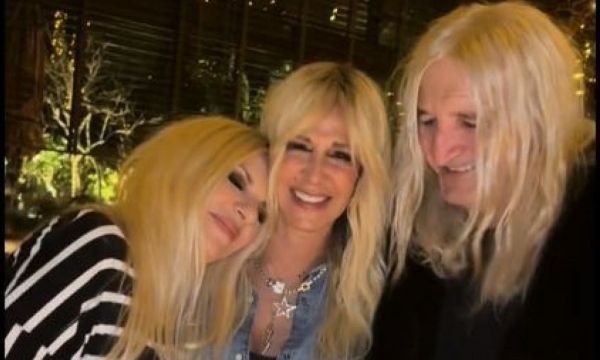 Στη φωτογραφία του Καρβέλα Junior οι πρώτες που αντέδρασαν ήταν η Βίσση και η Πάνια