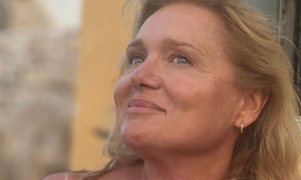 Στην πέτρινη αυλή της Μαρίας Καβογιάννη στο Πήλιο οι μέρες κυλούν πιο αργά και η θέα είναι μαγική