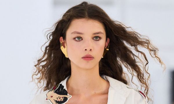 Sleek μαλλιά & κρύσταλλα στα φρύδια, όλα τα beauty trends από την Εβδομάδα Μόδας του Μιλάνου