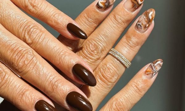 Brown is the new black: 8 manicure σε όλους τους τόνους του καφέ που αξίζει να δοκιμάσεις τώρα