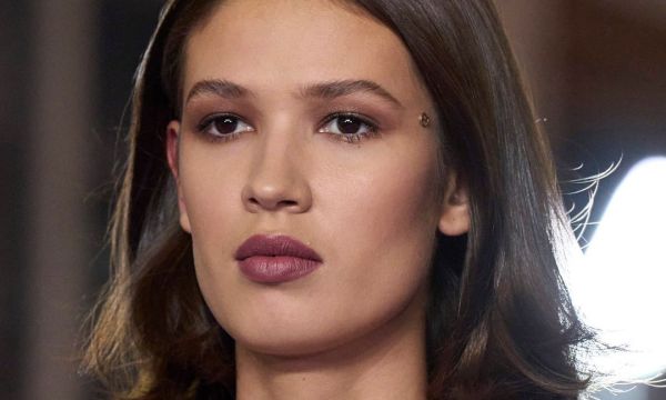 Βουργουνδί σκιά: Το νέο twist στο κλασικό smokey eye και τα βήματα για να το πετύχεις