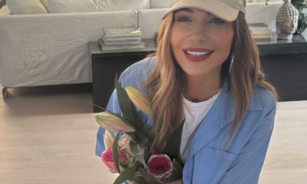 Δέσποινα Βανδή: Το ριγέ item κλέβει την παράσταση στο σαλόνι της στη Φιλοθέη