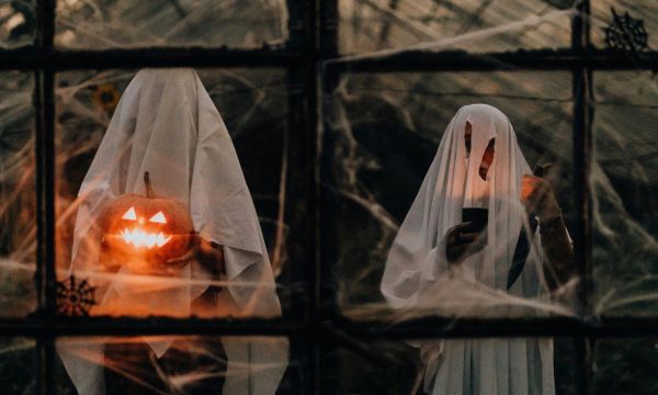 Halloween 2025 και αυτά είναι 5 μέρη για να γιορτάσεις στην πόλη την πιο τρομακτική σεζόν του χρόνου