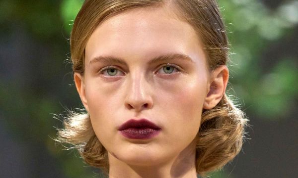 Βουργουνδί κραγιόν: Το χρώμα που θα απογειώσει το φθινοπωρινό μακιγιάζ & 7 χρώματα για να διαλέξεις