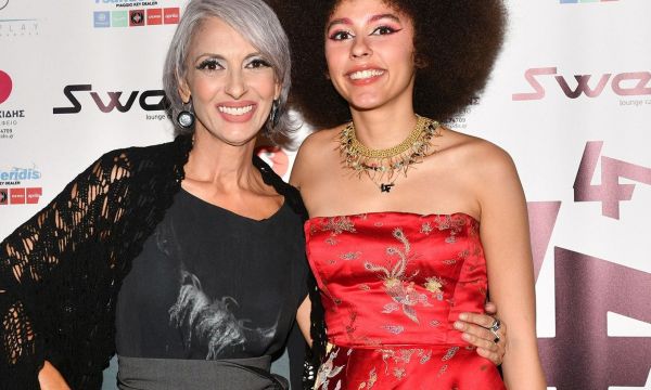 Λήδα Φόστερ: Η κόρη της Ματθίλδης Μαγγίρα κάνει καριέρα στο τραγούδι και ήδη ξεχωρίζει