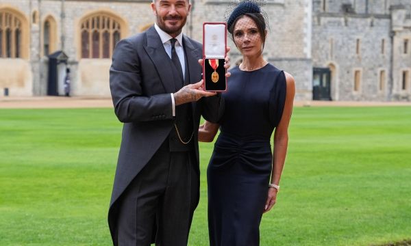 Ο Κάρολος έχρισε «Ιππότη» τον Beckham: Η συγκίνηση του David και η νέα προσφώνηση της Victoria