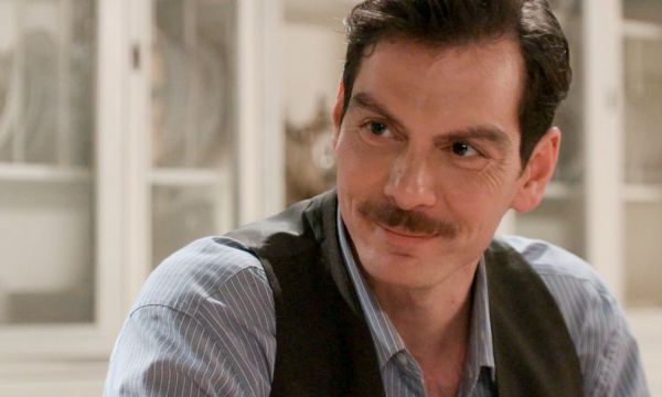 Η 1η σκηνή Κουκουράκη στο Grand Hotel προκάλεσε ενθουσιασμό στο Χ: Η γυναίκα φύλακας  - άγγελός του