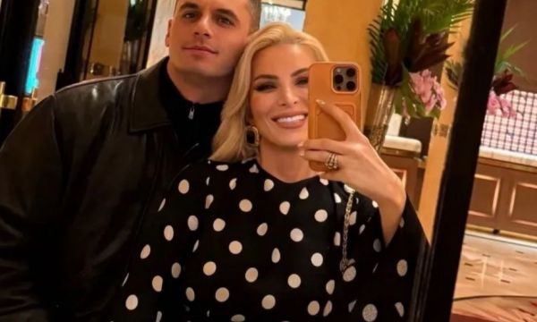 Η KatKen στόλισε πρώτη: Η παιδική φωτογραφία, οι ροζ χριστουγεννιάτικες μπάλες & το μήνυμα