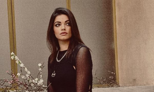 Η Τζένη Καζάκου στηρίζει τη μητέρα της, Τάνια Τρύπη, στο θέατρο με rock διάθεση- Το εναλλακτικό look