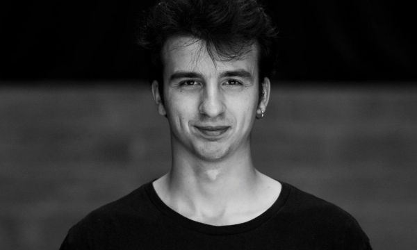 Ταλαντούχος και αυτόφωτος: Ο ηθοποιός Στέργιος Μικρούτσικος και γιος του Θάνου διαπρέπει στο θέατρο