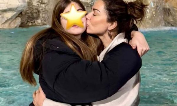 Τα γενέθλια της κόρης της Βάσως Λασκαράκη και η  έκπληξη από την τηλεοπτική κόρη της στο Σόι σου