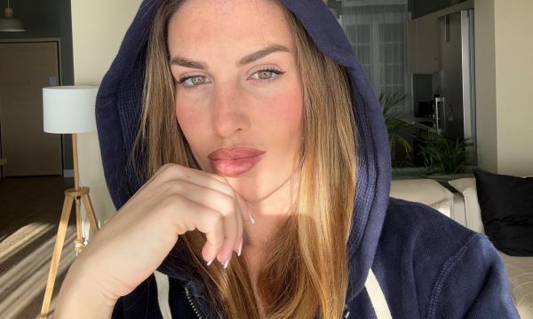 Στο μοντέρνο σαλόνι της Κατερίνας Δαλάκα στην Κατερίνη, ένα είναι το αντικείμενο που ξεχωρίζει