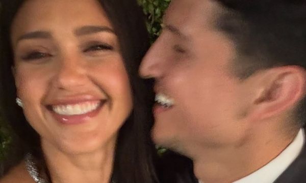 It's Instagram official! H Jessica Alba είναι ζευγάρι με τον Danny Ramirez, 6 μήνες μετά το διαζύγιο