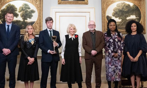 Η Sarah Jessica Parker έγινε κριτής για την Βασίλισσα Καμίλα & η λογοτεχνία γίνεται το νέο front row