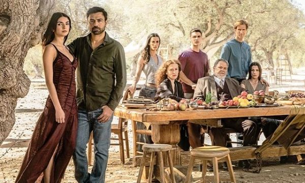 Τα 2 νέα ζευγάρια στη Γη της ελιάς που θα ζήσουν ένα δυνατό πάθος και ένα τραγικό τέλος