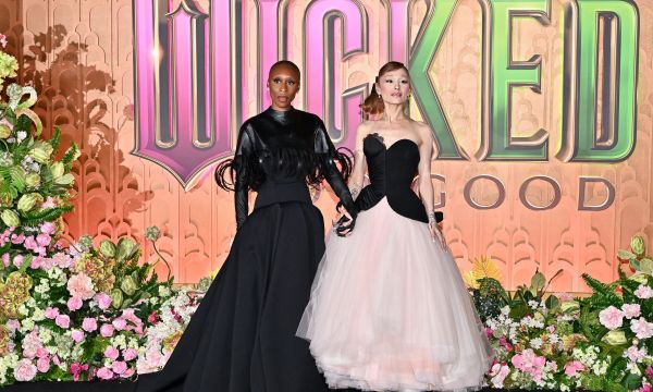 Wicked: Χέρι-χέρι η Ariana Grande και η Cynthia Erivo μετέτρεψαν την πρεμιέρα σε fashion moment