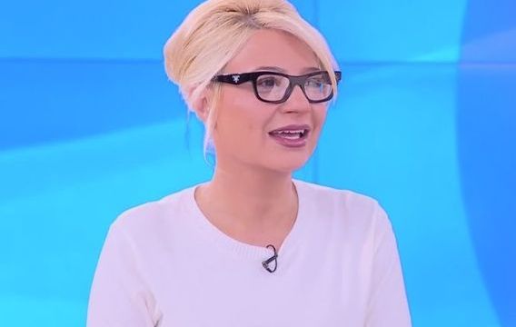 Η Φαίη Σκορδά επέστρεψε στο Buongiorno με γυαλιά: Η χρόνια πάθηση στα μάτια και η επέμβαση