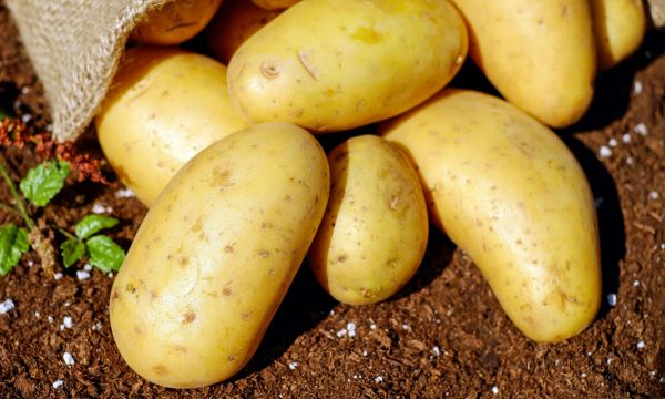 Τρίψιμο φλούδας πατάτας με μαγειρική σόδα: γιατί το προτείνουν και σε τι βοηθά