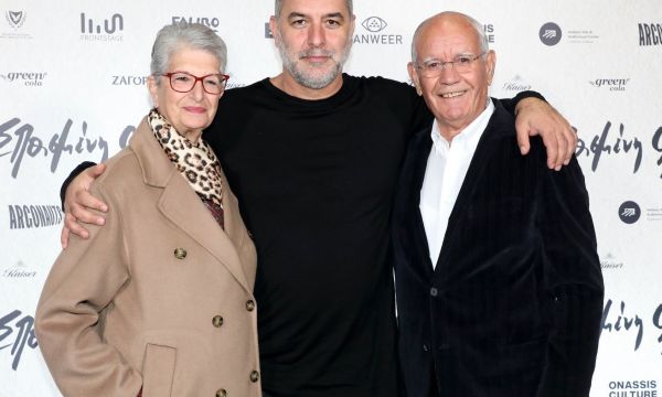 Βασίλης Μπισμπίκης: Η σπάνια φωτογραφία με τους γονείς του και το «όλα καλά» για το τροχαίο