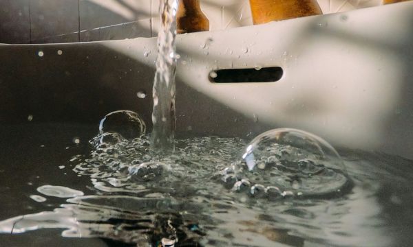 Χωρίς ξίδι και χωρίς μαγειρική σόδα: το κόλπο του μισού ποτηριού που καθαρίζει μόνο του το σιφόνι