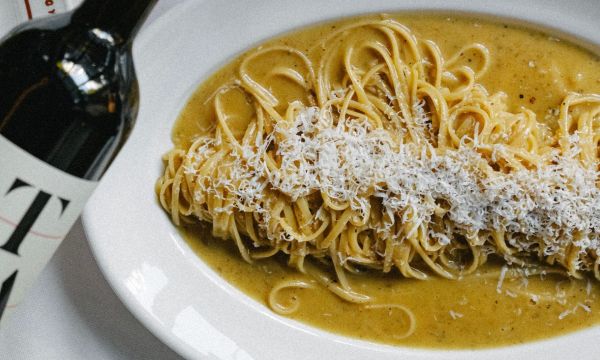 Κοκορέτσι, φρυγαδέλι και "ορφανή" μακαρονάδα από τον Άρη Βεζενέ στην πλατεία Αγίων Θεοδώρων