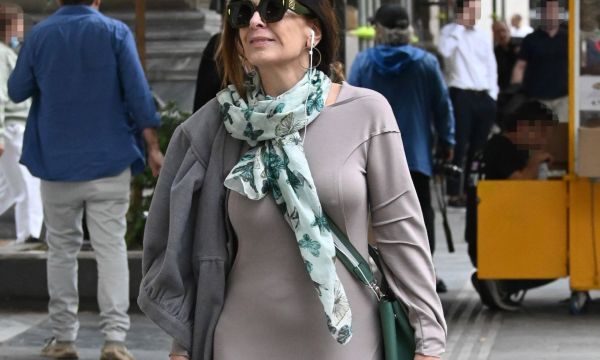 Η Κατερίνα Διδασκάλου με ανεπιτήδευτο urban chic look στο κέντρο της Αθήνας