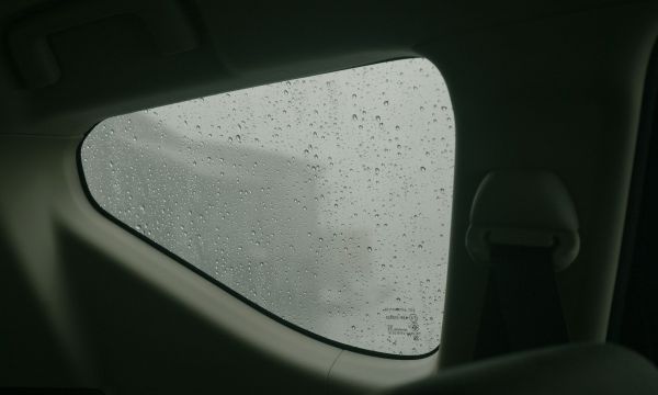 Το απλό κόλπο για να καθαρίσεις το τζάμι του αυτοκινήτου από τον πάγο