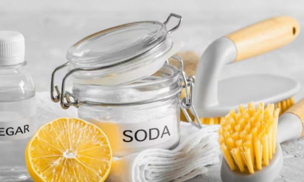 Ανάμειξη μαγειρικής σόδας με οξυζενέ: σε τι χρησιμεύει και γιατί προτείνεται