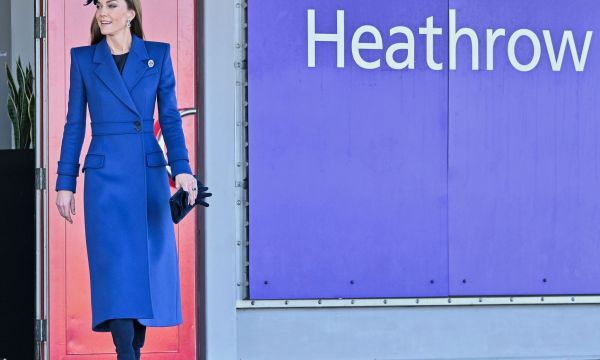 Το μπλε παλτό και το αστραφτερό μπλε φόρεμα της Kate Middleton που μονοπώλησαν τα fashion βλέμματα