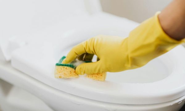 Η τουαλέτα καθαρίζει μόνη της με ένα μόνο φυσικό υλικό από την κουζίνα σου