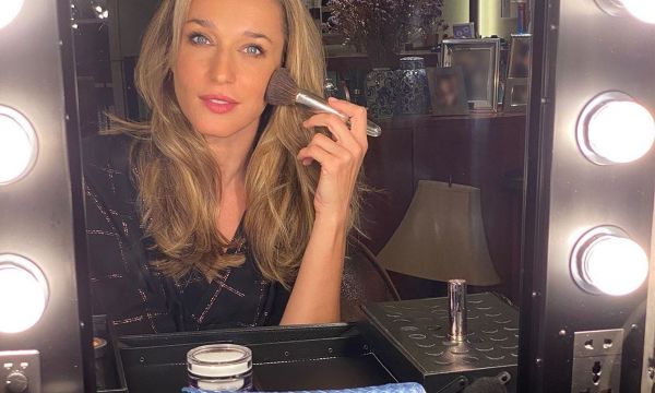 Η Κάτια Ζυγούλη σε μια σπάνια επίσημη εμφάνιση με effortless φυσικό look και κυματιστά μαλλιά