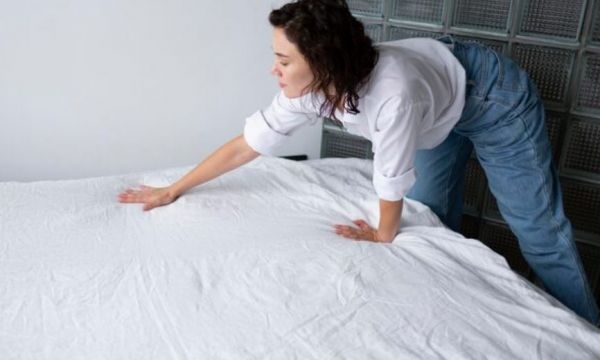 Πασπάλισμα με μαγειρική σόδα στο στρώμα: γιατί το προτείνουν και σε τι βοηθά