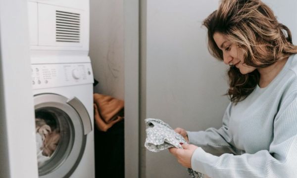 Μπορείς να πλύνεις τις πετσέτες μαζί με τα ρούχα; Η απάντηση δεν είναι τόσο απλή όσο νομίζεις