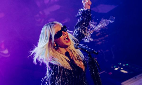 Η πρεμιέρα, το ρεκόρ της Άννας Βίσση και το χρυσό φόρεμα που βρήκε ξανά μετά από 20 χρόνια