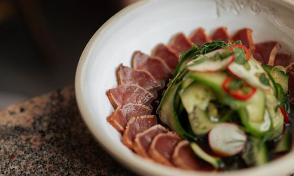 Ο Χρόνης Δαμαλάς μαγειρεύει ζοχούς με κατσικίσιο κορμό αλλά και μπιφτεκάκια προβατίνας στη ρομπάτα