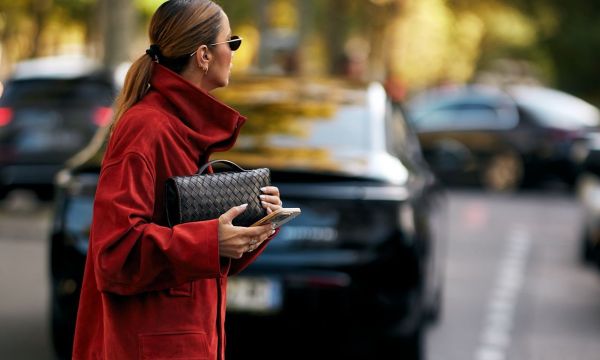 Santa vibes: 10 κόκκινα ρούχα και αξεσουάρ για να μπεις στο Χριστουγεννιάτικο mood με στυλ