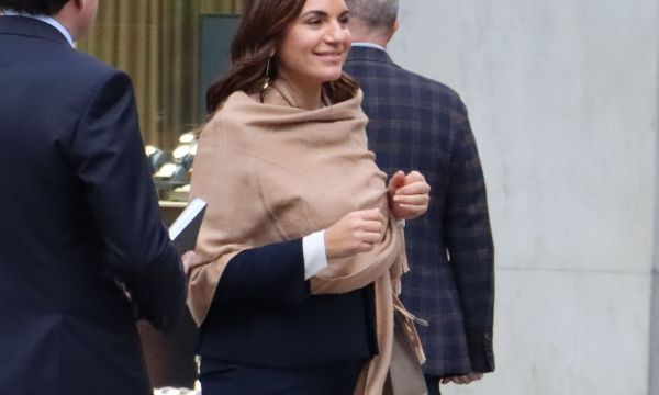 Η Όλγα Κεφαλογιάννη με sporty chic look και πασμίνα, μας δείχνει πώς να είμαστε άνετες και κομψές